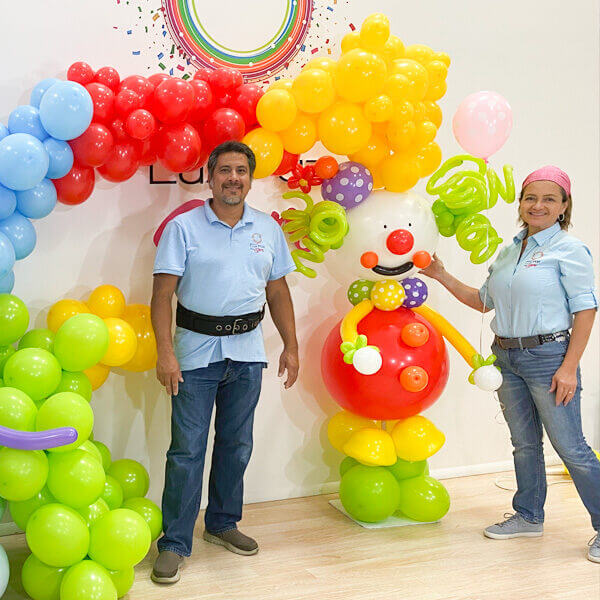 Luz Paz y Omar Bucio junto a un payaso de globos con bead technique.