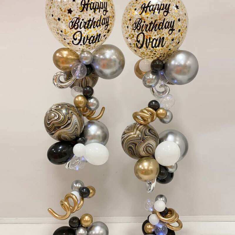 Pedestales de globos rellenos con confeti en tematica de cumpleaños.