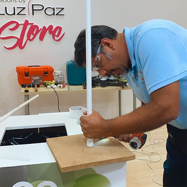 Omar Bucio en el proceso de instalación de una instalación decorativa.