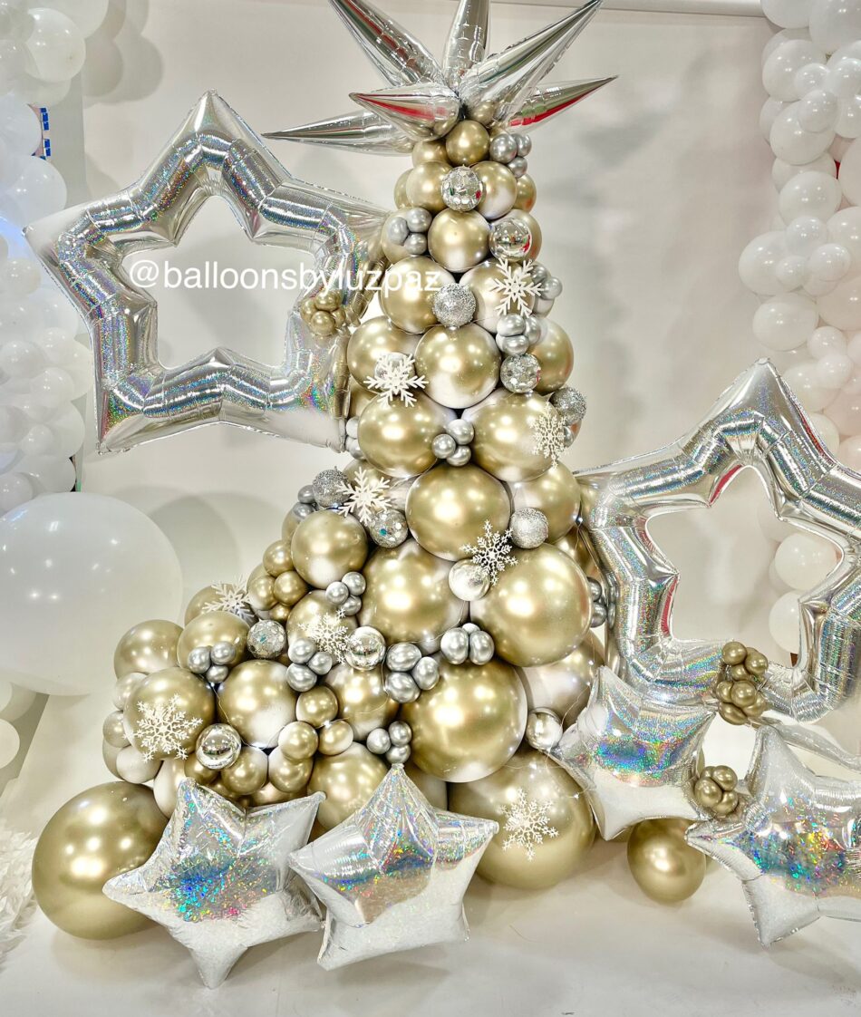Árbol de navidad con globos en tonos plateados y dorados.