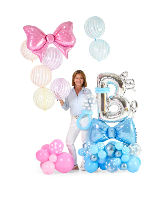 Luz Paz junto a bouquet de globos con temática de baby shower.