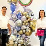 Luz Paz y Omar Bucio junto a un bouquet de globos deluxe con temática de cumpleaños.