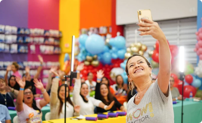 Luz Paz tomando un selfie junto a sus alumnos CPD