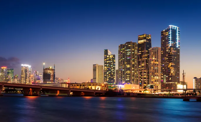 Imagen de la ciudad de Miami durante la noche.